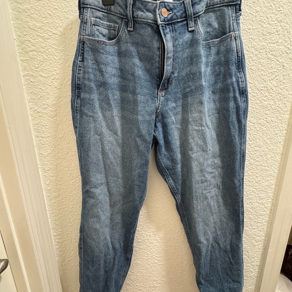 Hollister Curvy High-Rise Mom Jeans